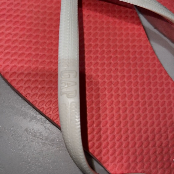 Gap pink Flip Flops “hello weekend” - Picture 2 of 2